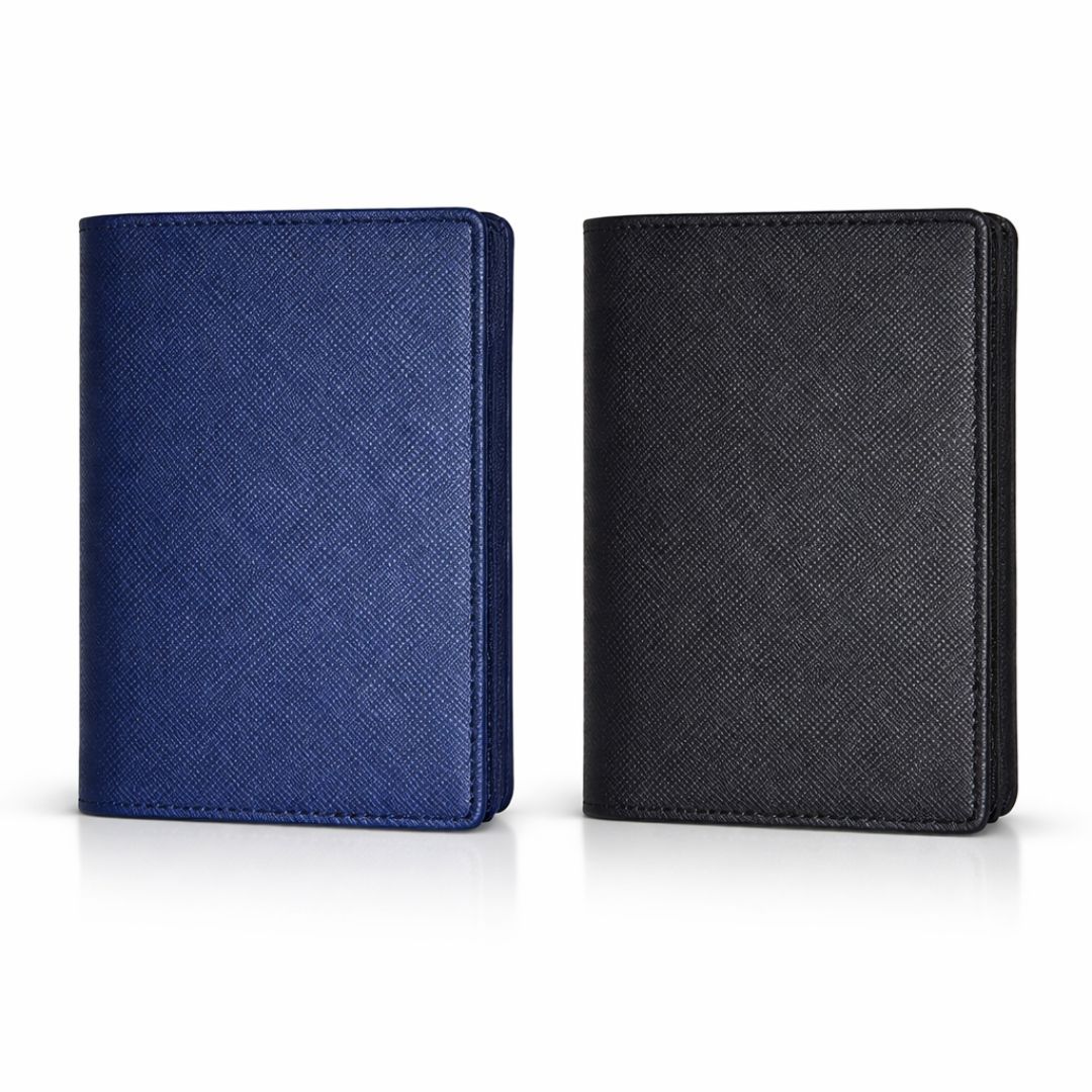 Paspoorthoes in blauw en zwart naast elkaar