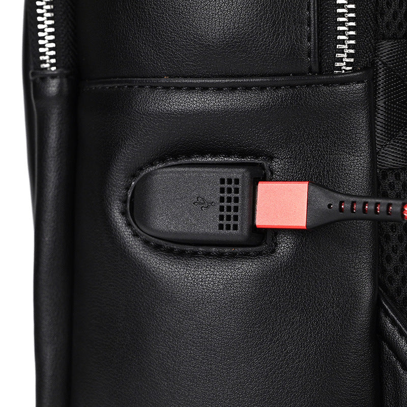 Detail van de USB-aansluiting aan de buitenkant van de zwarte zakelijke rugzak