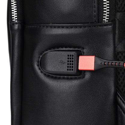 Detail van de USB-aansluiting aan de buitenkant van de zwarte zakelijke rugzak