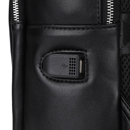 Close-up van de USB-aansluiting op de zwarte zakelijke rugzak
